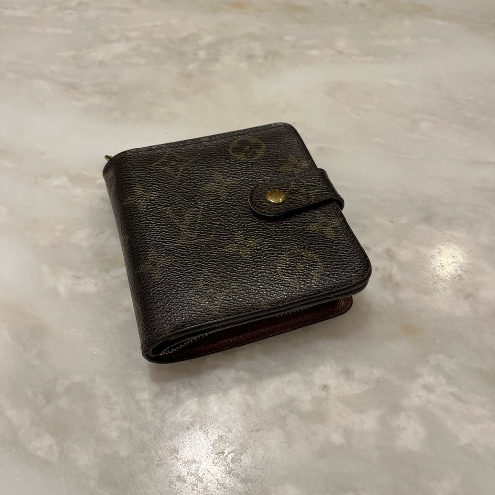 Authentic LV wallet. This is a preloved wallet and has signs of use.